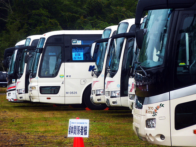 会場ちかくの駐車場は昼も夜も「大型バスの博覧会」といった雰囲気