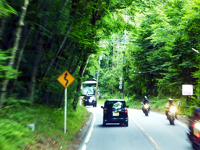 山中湖周辺の細い道に大型バスやバイクの列