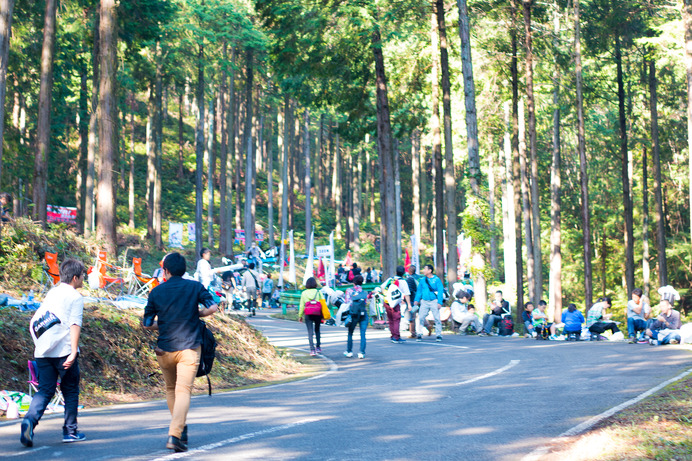 ジャパンカップサイクルロードレース、古賀志林道の上り（2015年10月18日）
