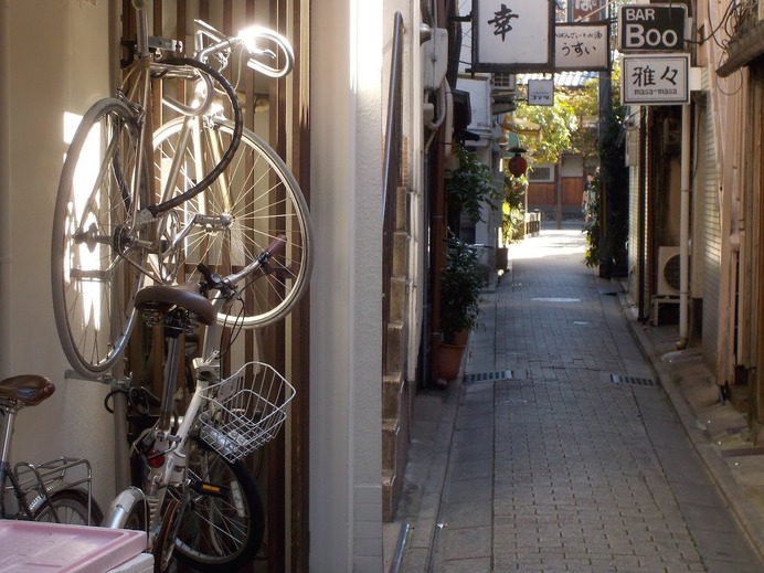 すり抜けるのがやっとの狭い路地の一画に、ピストバイクが架けられていた