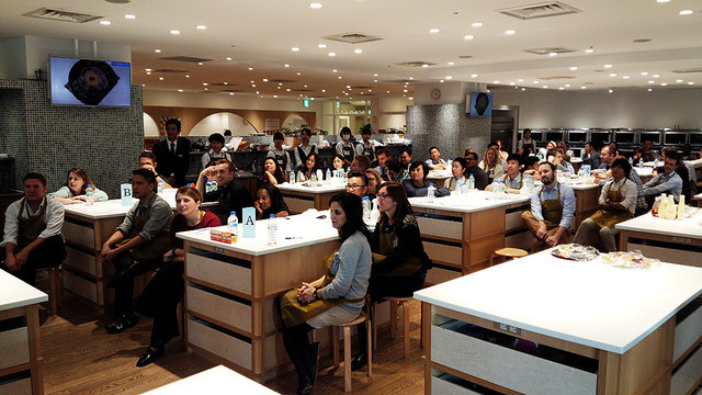 横浜のABC Cooking Studioで10月26日に報道公開されたチームビルディング研修のようす