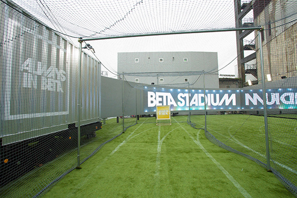 ニューバランス提案の屋外スタジアム「NB BETA STADIUM」が、ファッションの聖地原宿に期間限定オープン