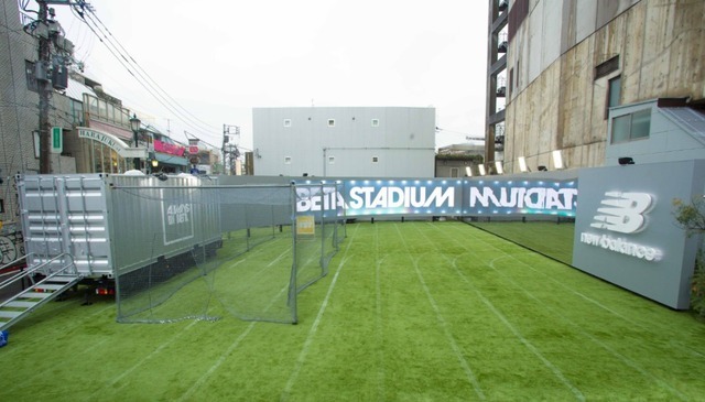 原宿に期間限定オープン中の体験型スタジアム「NB BETA STADIUM」。