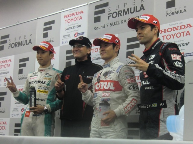 左から第2レース2位の一貴、優勝の手塚監督&山本、3位のオリベイラ。