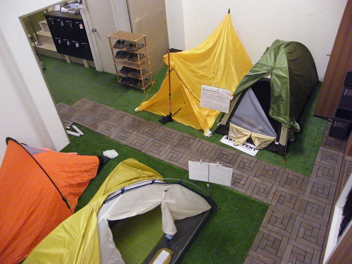 テント泊を屋内で体験…東京ベースキャンプゲストハウス