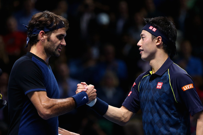 ロジャー・フェデラー（左）と錦織圭が対戦（2015年11月19日）