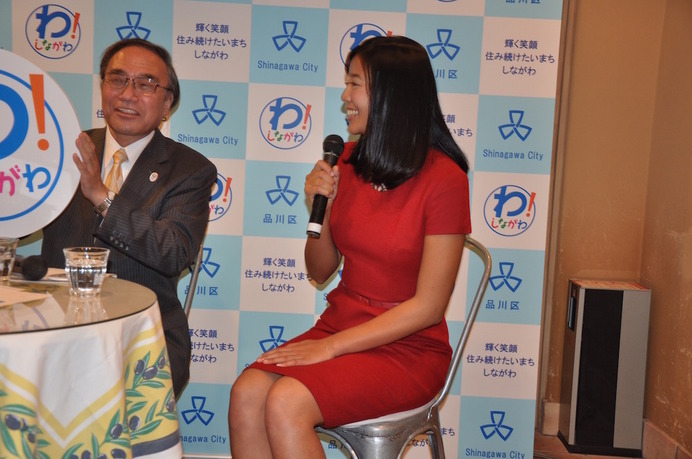 2020東京では、ビーチバレーが品川区で開催される。品川区のイベントに参加した坂口佳穂選手。品川区長の濱野健氏、品川区議会議長の大沢真一氏らと。