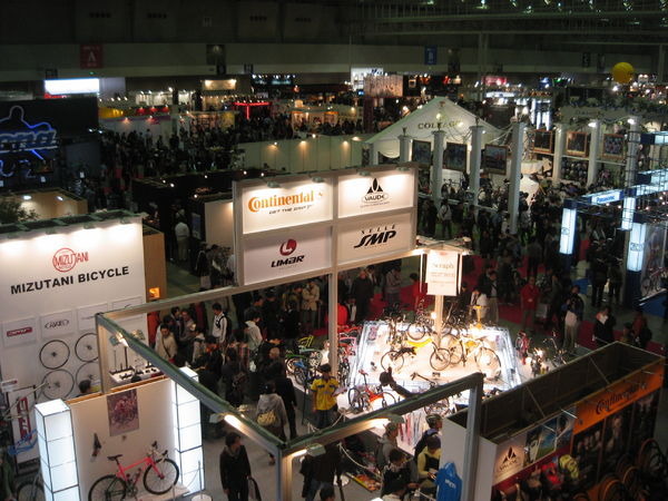 　最新自転車の展示会となる「サイクルモード・インターナショナル2008」は11月8日に東京会場（幕張メッセ）での大会2日目を迎え、1万人を超える来場者が最新自転車を試乗するなどでにぎわいを見せた。