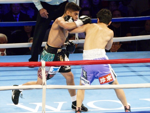 WBC世界ライト・フライ級タイトルマッチ　ペドロ・ゲバラ対木村悠（2015年11月28日）