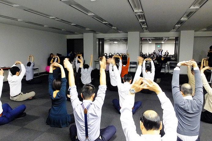 12月1日からのストレスチェック導入義務付けにあわせ、東京・新宿で11月30日に開催された「オフィスで運動プログラム体験会」のようす