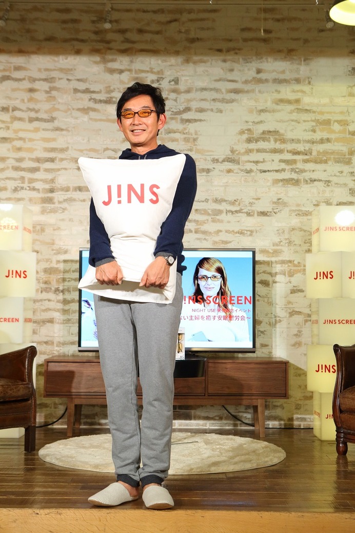 JINSが安眠対策用メガネ「JINS SCREEN NIGHT USE」の発売記念イベントを開催