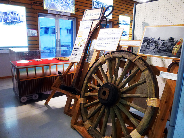 山原船や与那原馬車の展示物もある軽便与那原駅舎展示資料館