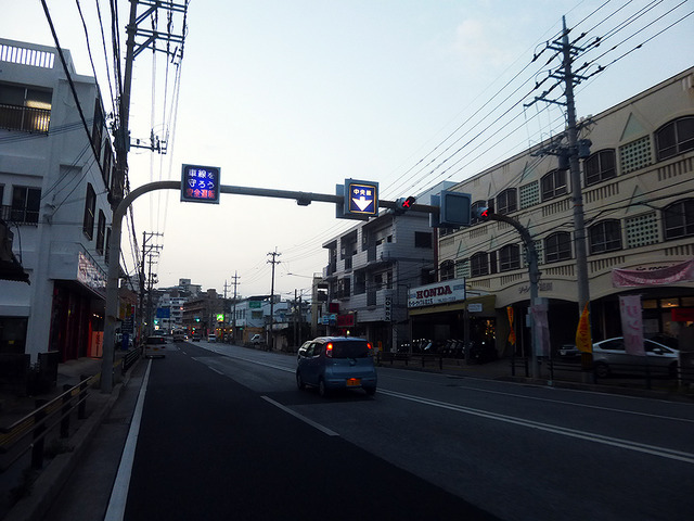 古波蔵大通り（国道507号）にある中央線移動区間