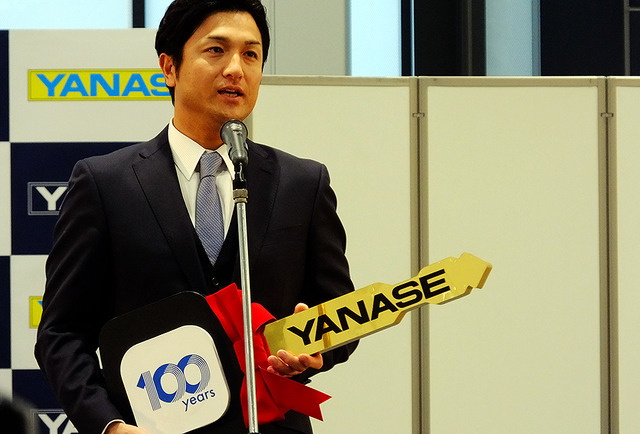 2015年ヤナセ・ジャイアンツMVP賞に選ばれた高橋由伸新監督（東京、12月3日）