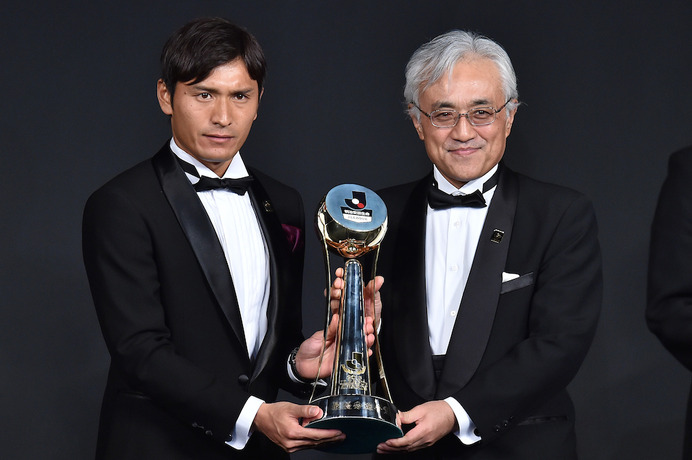 JリーグMVPを受賞したサンフレッチェ広島・青山敏弘（左/2015年12月21日）