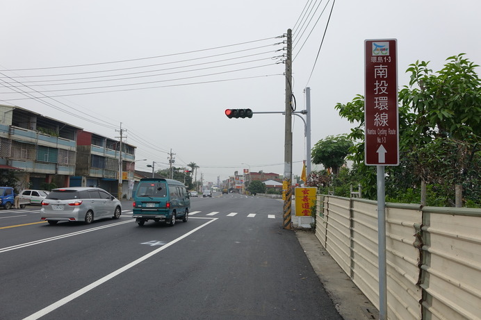 サイクリングルートの標識があるものの、自転車向けの整備は最低限。いわば自転車推奨路線といったところ