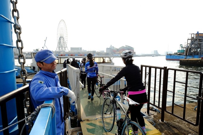 シルベストサイクルが主催する「渡船に乗っていく初もうでライド」が1月2日に開催