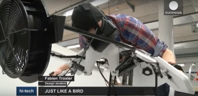 鳥のように空を飛び回れるフライトシミュレーターがスゴい!!