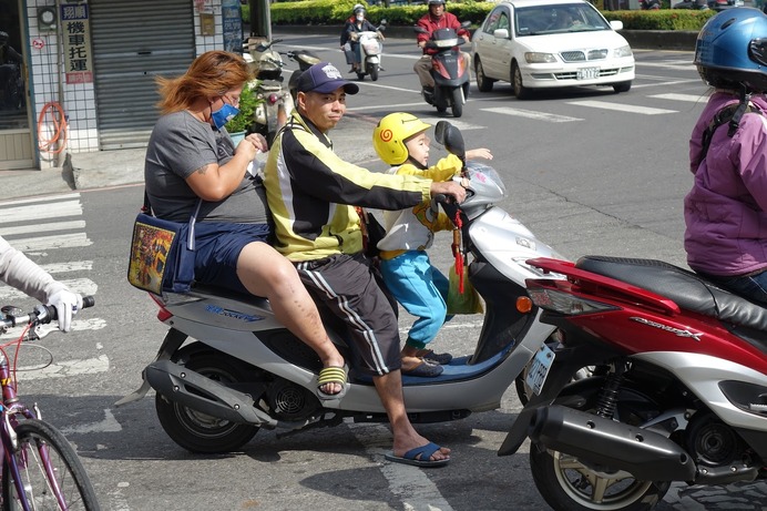 数は少ないものの、ヘルメットをかぶらずにオートバイに乗る姿も見かける