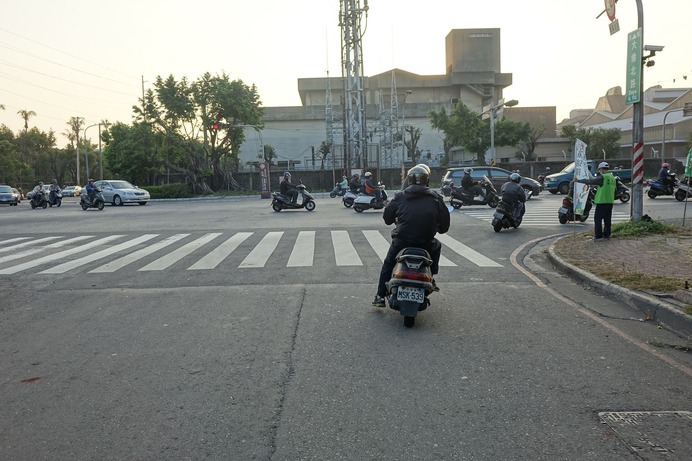 赤信号でも止まらず右折するオートバイ。キチンと止まって右折するオートバイも