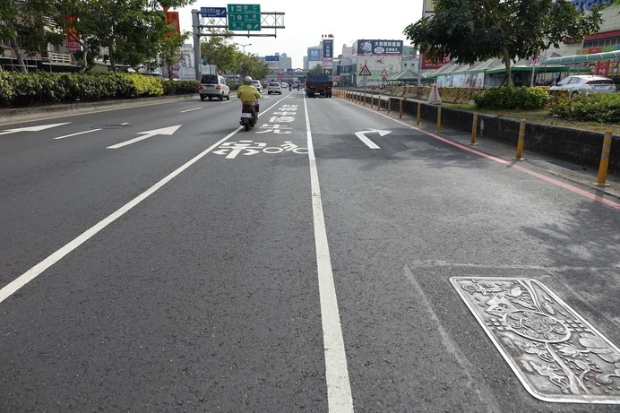 一部の交差点では右折専用レーンが最外側で、オートバイと自転車の直進レーンはその内側となる