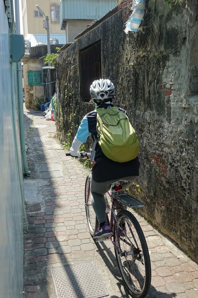 狭い路地が広がる安平の老街（古い町並み）を自転車で巡る