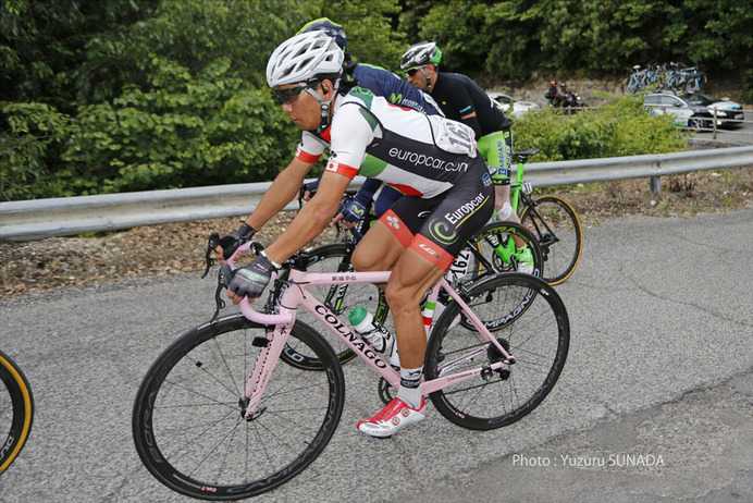 2014ジロ・デ・イタリア第7ステージ、最後の4級山岳での新城。尾てい骨の痛みからサドルの座り方が不自然なフォームになっている