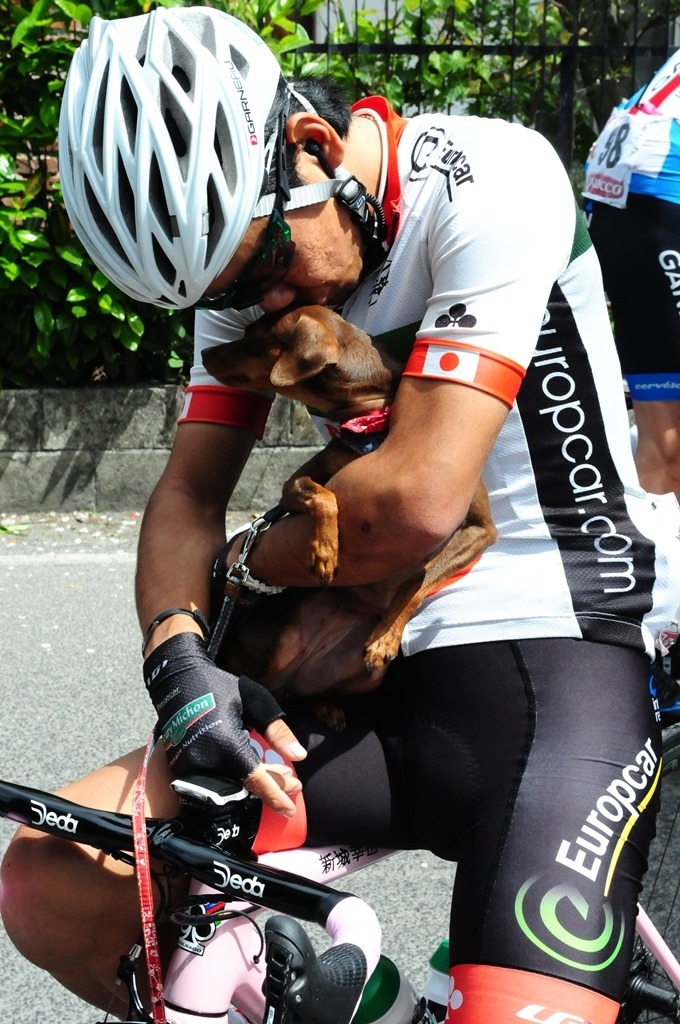 2014ジロ・デ・イタリア第7ステージ。愛犬、小輪(コリン)にキスをしてスタートしてく新城