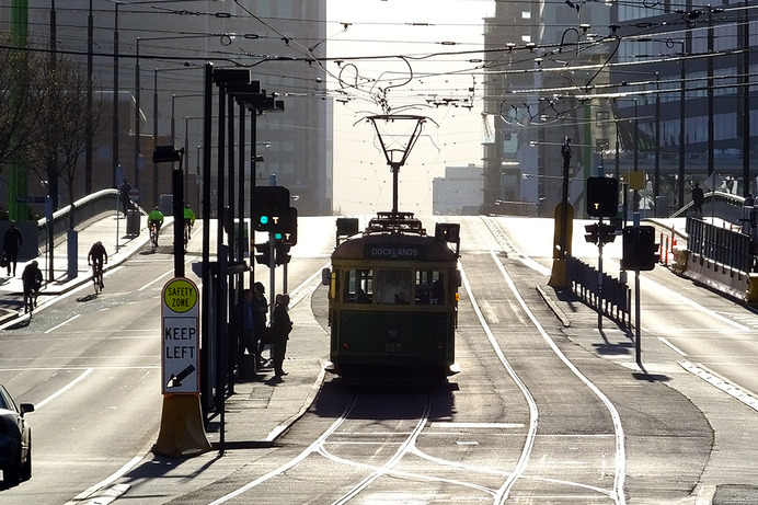 メルボルンの朝。路面電車（Yarra Trams）やサイクリストらが行く