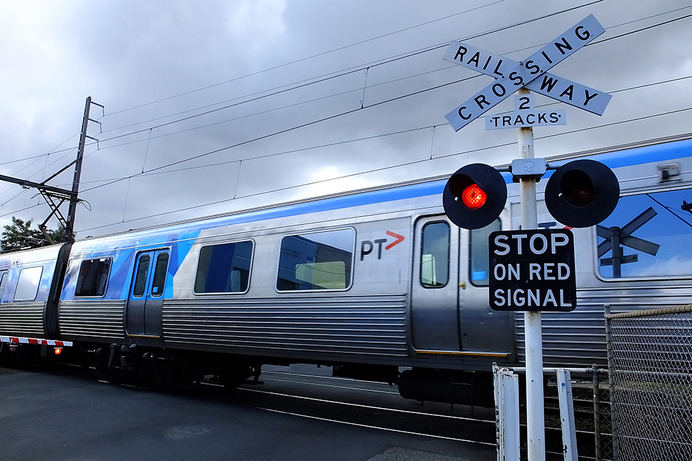 フリンダースストリート駅から、クランボルン線（Cranbourne Line）の電車に揺られて30分ほどのカーネギー（Carnegie）駅で降りる