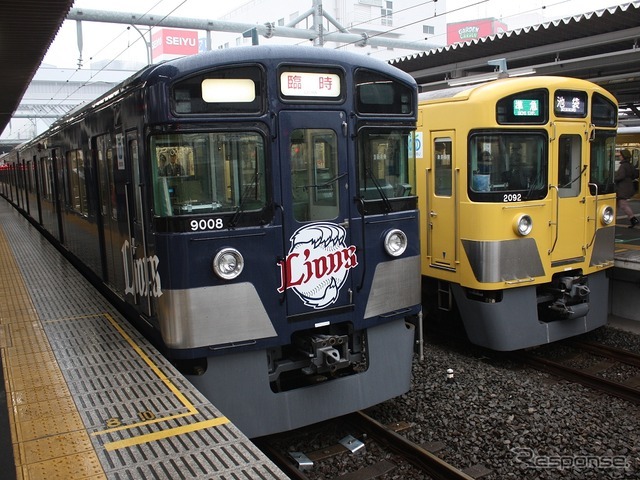 レジェンドブルーで車体を包んだ二代目「L-train」（左）と、通常塗装の2000系（右）。