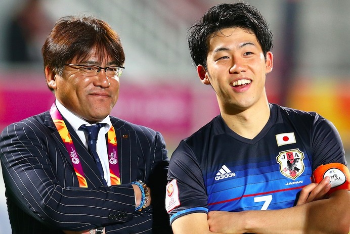 サッカーU-23日本代表の手倉森誠監督（左）と遠藤航（2016年1月30日）
