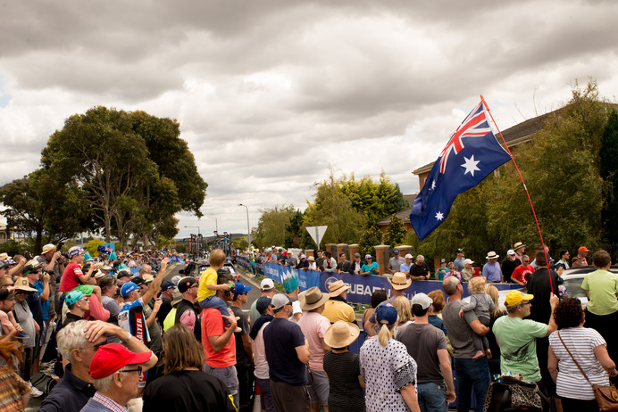 KOMではオーストラリアの選手を応援しようと大きな国旗がたなびく