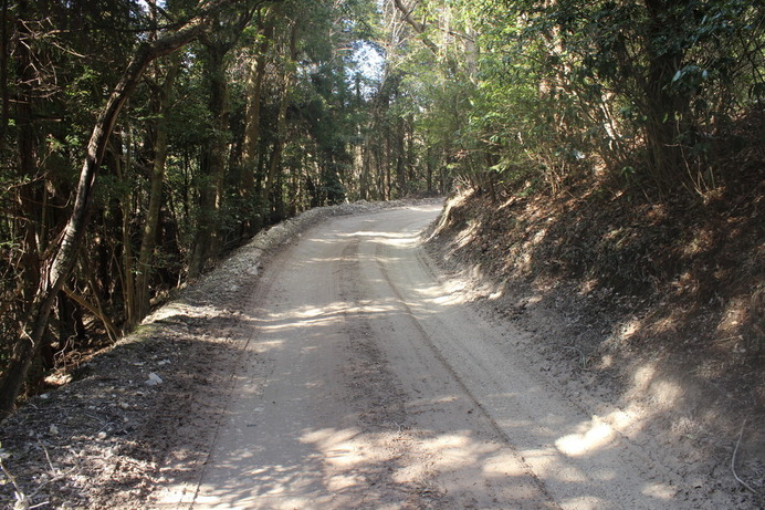 白い道。雪ではなく、この山の岩が白いのだ