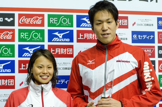 第32回コナミオープン、最優秀選手のミキハウスの清水咲子と小関也朱篤が選ばれた（2016年2月21日）