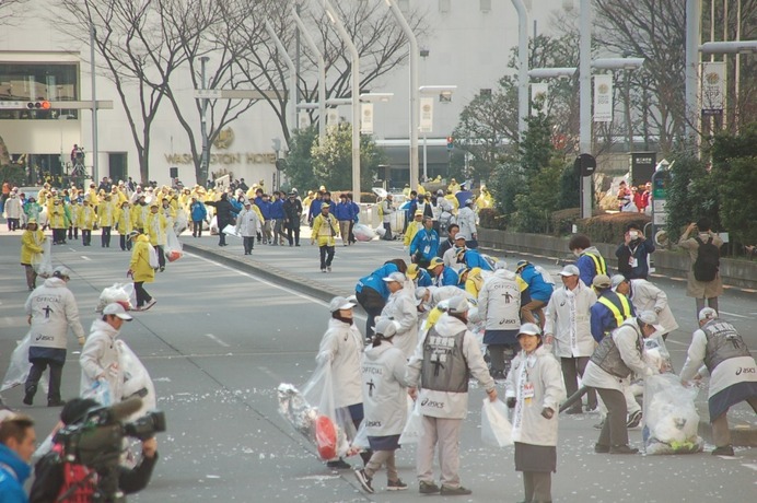 37000人のランナーを陰で支えているのは、10000人を超えるボランティアたちだった