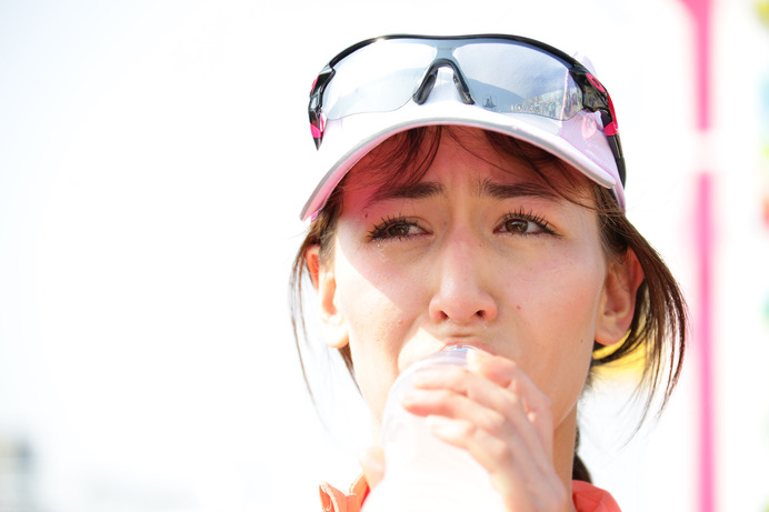 東京マラソン2016のゴール直後、感動で涙を見せる宮河マヤ