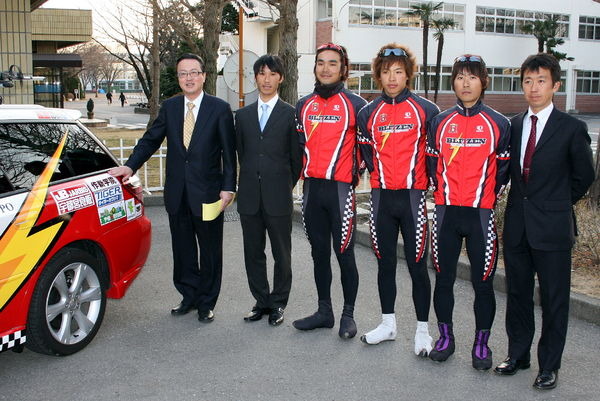 　プロレーシングチームの宇都宮ブリッツェンは3月12日、学校法人船田教育会・作新学院（栃木県・宇都宮市）と協賛契約の合意に至り、同教育会・船田元理事長と契約書を交わした。