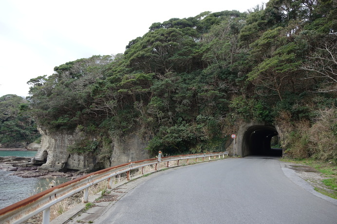 海蝕崖が続く海岸線に沿って進み、短いトンネルを抜ける