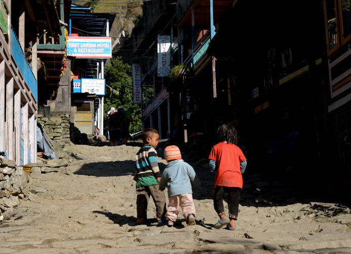 ネパールの子供たちがあちらこちらで無邪気に遊んでいます