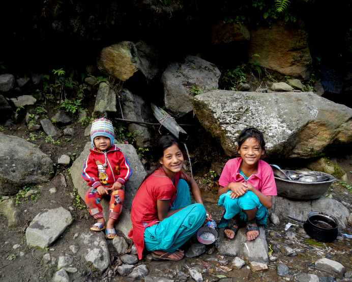 ネパールで、撮影をお願いすると素朴な笑顔で答えてくれた少女たち