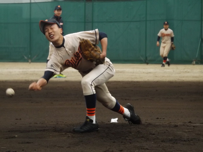 ユニークな下手投げの王子総合・村上瞬