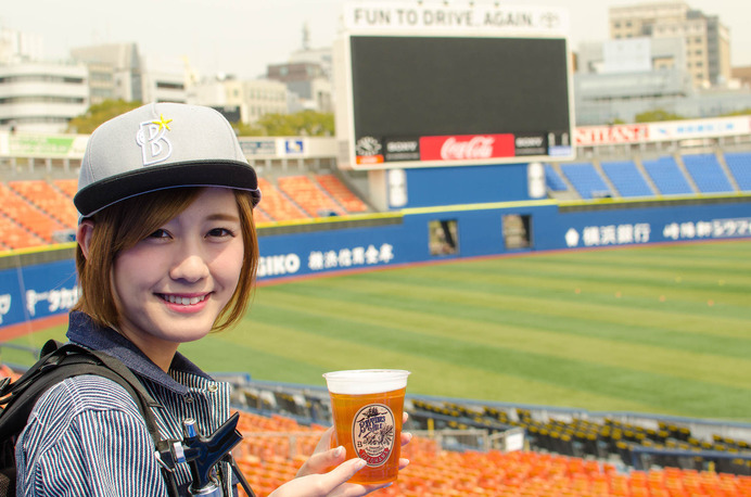 横浜DeNAベイスターズのオリジナル醸造ビール「BAYSTARS ALE」販売スタッフ衣装のお披露目会。dianaの中村比菜さん（2016年3月23日）