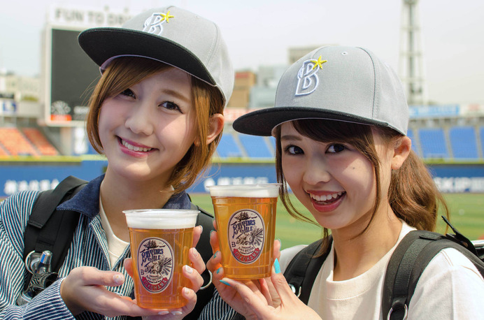 横浜DeNAベイスターズのオリジナル醸造ビール「BAYSTARS ALE」販売スタッフ衣装のお披露目会。dianaの中村比菜さん（左）と若槻彩香さん（2016年3月23日）
