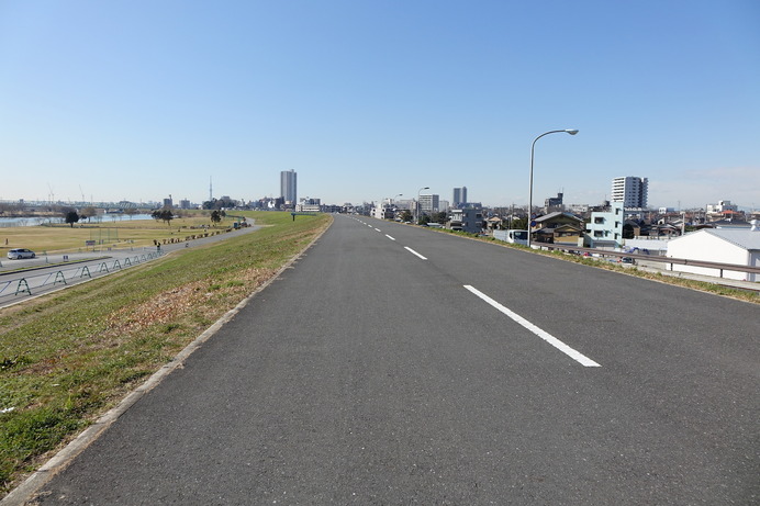 江戸川の堤防天端に延びる自転車道。幅も広く、快適に走行できる
