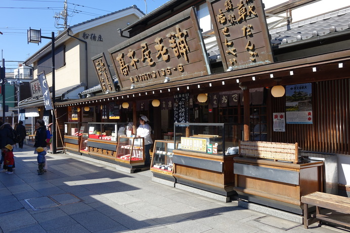 帝釈天の門前には、土産物屋が並ぶ。ここは映画「男はつらいよ」で知られる高木屋老舗