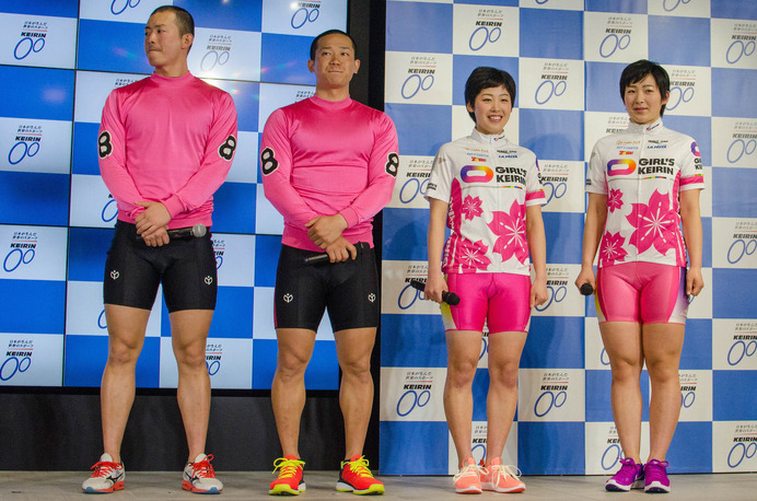 左から競輪学校を卒業した佐々木龍さん、遠藤勝弥さん、蓑田真瑠さん、鈴木奈央さん（2016年3月29日）
