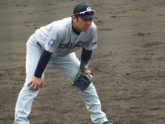 三塁の守備につく中日・森野将彦