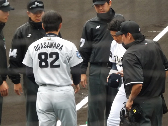 試合前の小笠原監督と田口監督