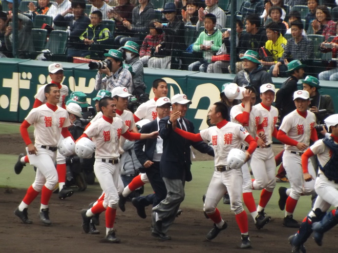 決勝進出を喜ぶ智弁学園ナイン